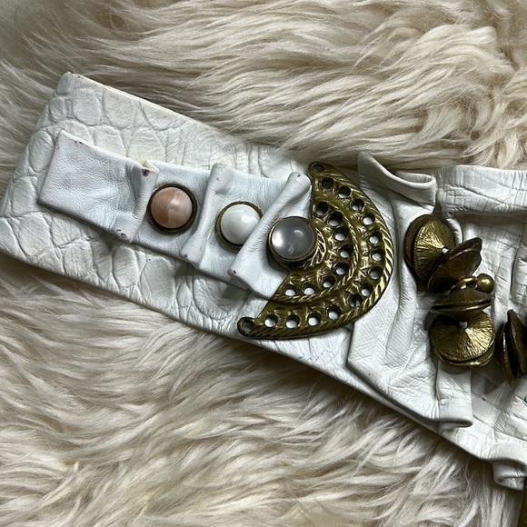 Vintage 80s Nina Arjani white leather medium waist belt heavy brass metal - Picture 3 of 10